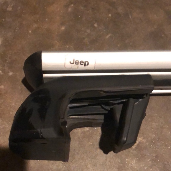 2010 Jeep Liberty roof rack cross bars - Picture 5 of 5